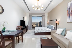 Comfort-Apartment | Wohnbereich | 55-Zoll-Smart-TV mit Kabelempfang, Fernseher