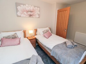 2 Schlafzimmer, individuell dekoriert, individuell eingerichtet