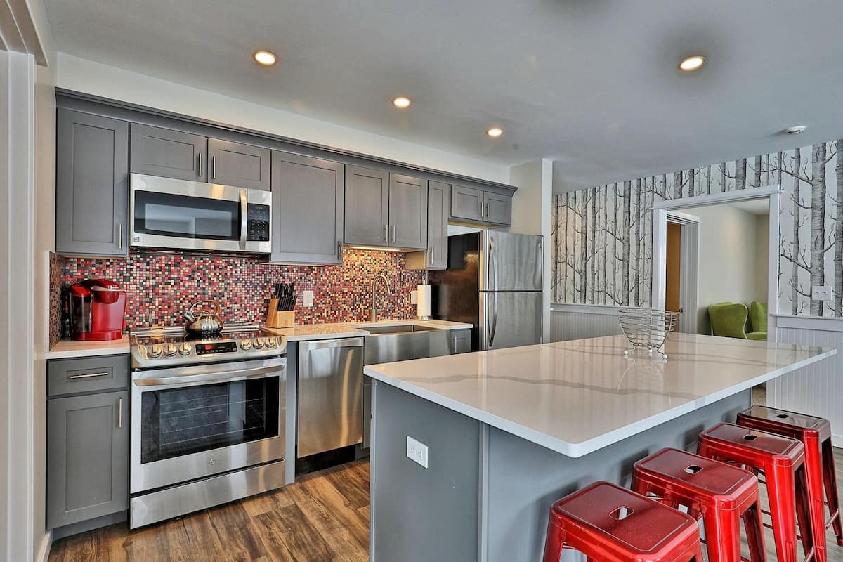 Condo, 1 Bedroom | Private kitchen | Fridge, oven, coffee/tea maker, toaster