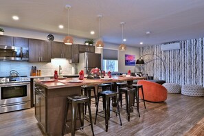 Condo, 1 Bedroom | Private kitchen | Fridge, oven, coffee/tea maker, toaster