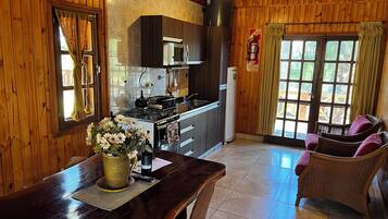 Refrigerador, microondas, horno, utensilios de cocina