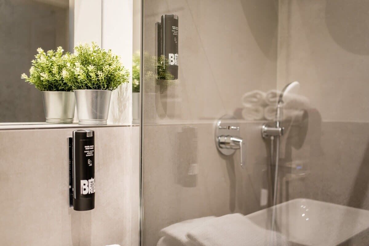 Dusche, Haartrockner, Handtücher, Shampoo