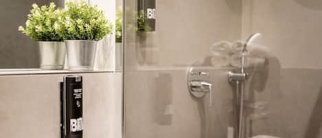 Dusche, Haartrockner, Handtücher, Shampoo