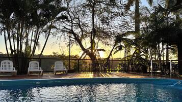 Una piscina al aire libre