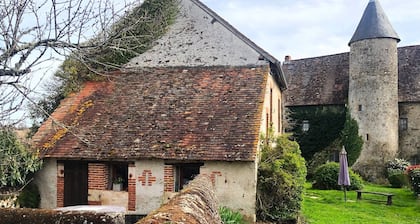 Romantic hideaway for 2 by a Medieval Chateau with pool