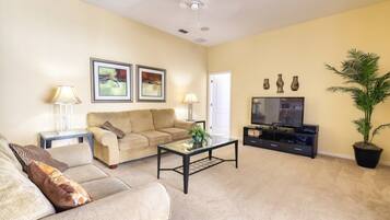 House, 5 Bedrooms | Living area