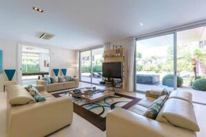 テレビ、DVD プレーヤー、書斎 / ワークスペース