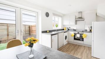 Full-size fridge, microwave, oven, toaster