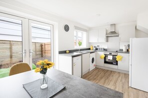 Refrigerador con congelador, microondas, horno y tostadora