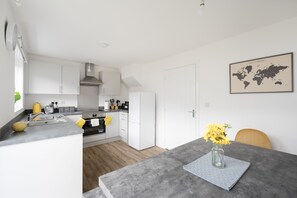 House | Private kitchen | Full-sized fridge, microwave, oven, toaster - Fortified Three Bedroom Home Bristol (Bristol)