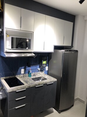 Geladeira, micro-ondas, cooktop, cafeteira/chaleira