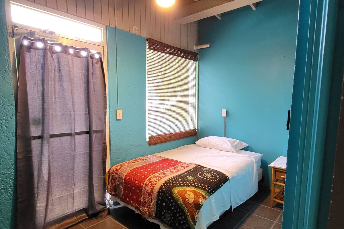 Tillett Hostel Private Room 4 | Hypo-allergenic bedding, laptop workspace, free WiFi, bed sheets