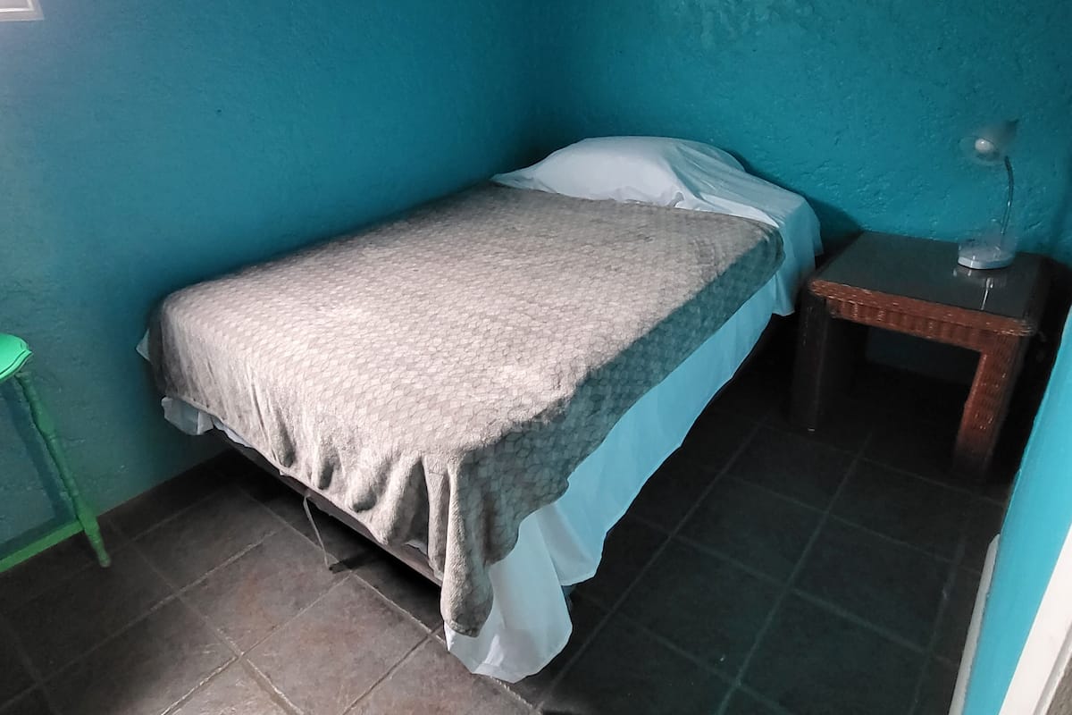 Room | Peralatan tempat tidur hipoalergenik, ruang kerja komputer riba 