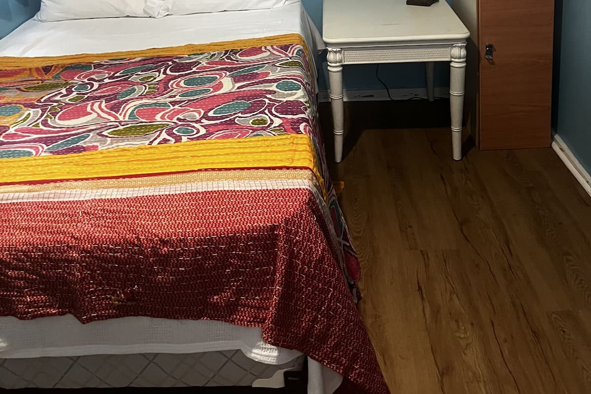 Guest House Blue Private Room | Hypo-allergenic bedding, laptop workspace, free WiFi, bed sheets