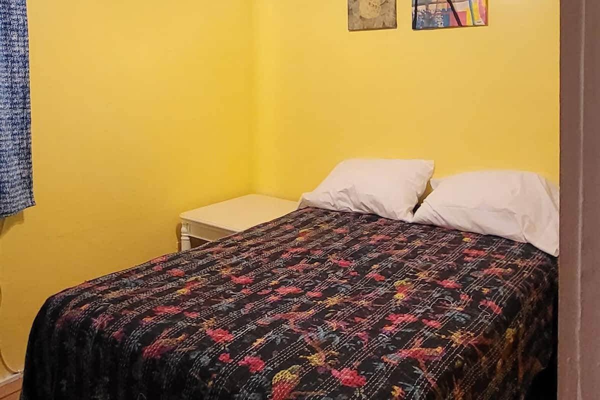Standard Room, 1 Bedroom, Balcony, Garden Area | Peralatan tempat tidur hipoalergenik, ruang kerja komputer riba 