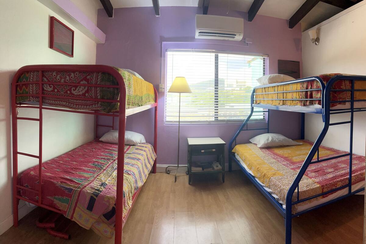 Peralatan tempat tidur hipoalergenik, ruang kerja komputer riba 