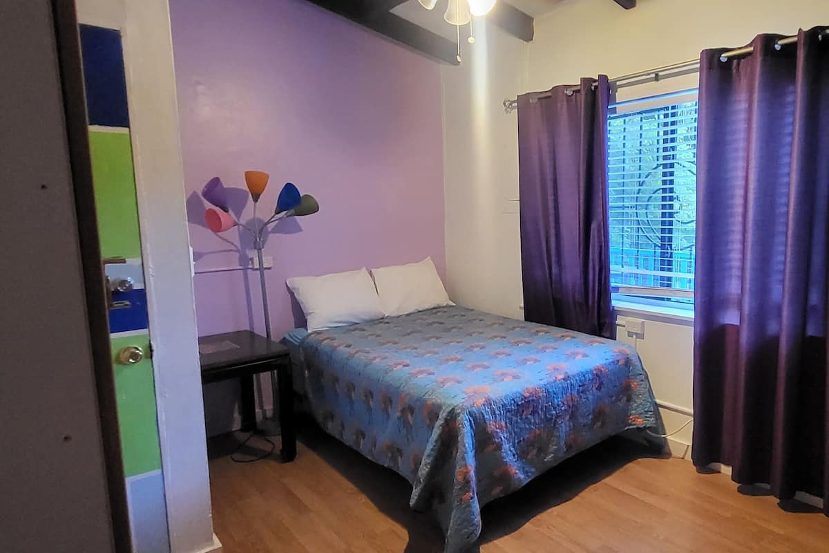 Standard Room, 1 Bedroom, Kitchen, Garden View | Peralatan tempat tidur hipoalergenik, ruang kerja komputer riba 