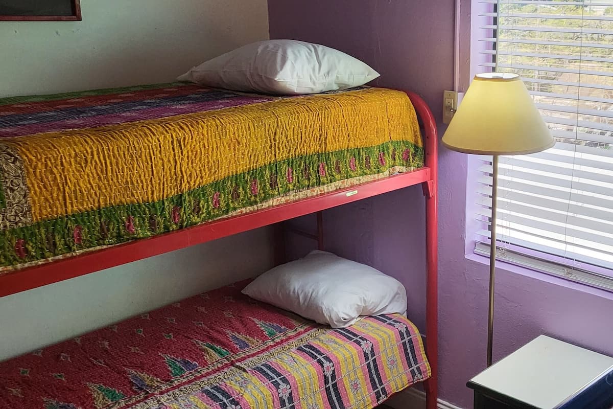Peralatan tempat tidur hipoalergenik, ruang kerja komputer riba 
