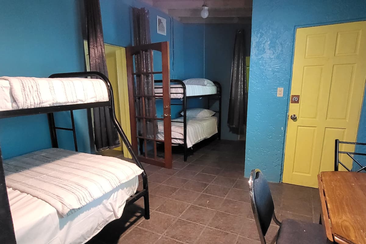 Peralatan tempat tidur hipoalergenik, ruang kerja komputer riba 