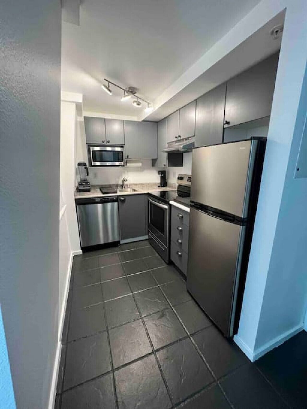 雪櫃、微波爐、焗爐、爐具