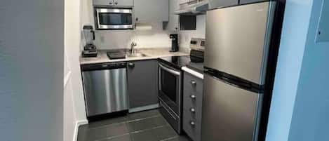 Réfrigérateur, micro-ondes, four, plaque de cuisson