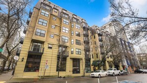 Exterior - Beautiful Top Floor Loft in the heart of the City (Seattle)