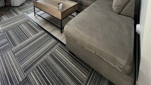Smart TV, Netflix, streaming services, stereo - Beautiful Top Floor Loft in the heart of the City (Seattle)