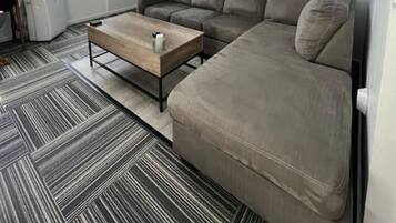 Smart TV, Netflix, streaming services, stereo