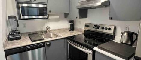 Geladeira, micro-ondas, fogão, cooktop