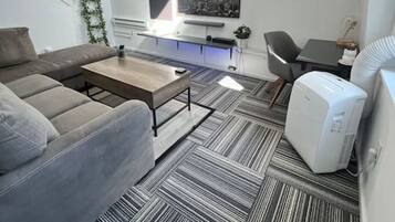 Smart TV, Netflix, streaming services, stereo