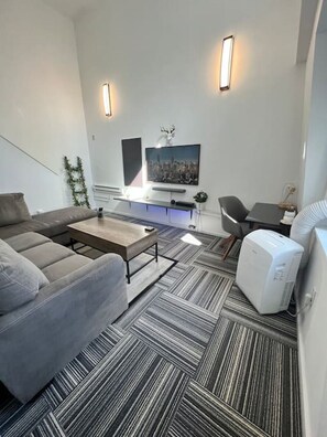 Smart TV, Netflix, streaming services, stereo - Beautiful Top Floor Loft in the heart of the City (Seattle)