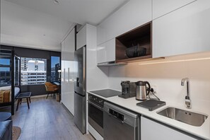 Kjøleskap, mikrobølgeovn, ovn og kokeplater