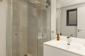 Dusj, hårføner, håndklær og såpe