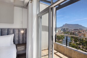 3 bedrooms, in-room safe, iron/ironing board, internet