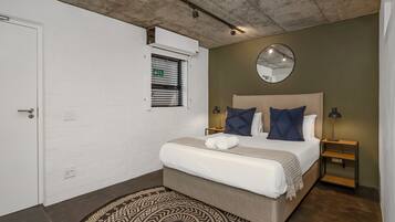 3 habitaciones, escritorio, tabla de planchar con plancha y internet
