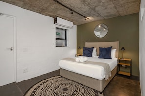 3 bedrooms, desk, iron/ironing board, internet