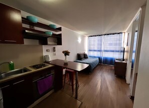 Departamento básico | Cocina privada | Refrigerador con congelador, microondas, horno y licuadora 