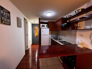 Refrigerador con congelador, microondas, horno y licuadora 