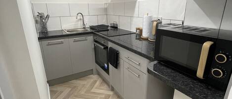 Køleskab, mikrobølgeovn, ovn, kogeplade