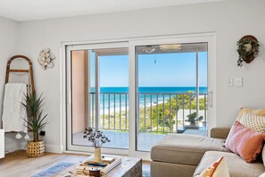 Smart TV, books - Beachfront w/ Views! 🏝 Kid & Pet-friendly, Heated Pool, Spa, Pickle Ball/Tennis (Indian Rocks Beach)