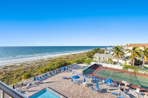 On the beach, sun-loungers, beach towels - Beachfront w/ Views! 🏝 Kid & Pet-friendly, Heated Pool, Spa, Pickle Ball/Tennis (Indian Rocks Beach)