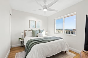 3 bedrooms, desk, iron/ironing board, travel cot - Beachfront w/ Views! 🏝 Kid & Pet-friendly, Heated Pool, Spa, Pickle Ball/Tennis (Indian Rocks Beach)
