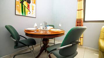 Departamento estándar, 3 habitaciones, vista al jardín | Servicio a la habitación