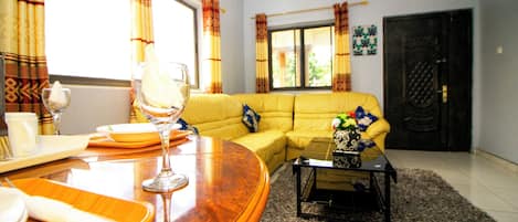 Standard Apartment, 3 Bedrooms, Garden View | Living area