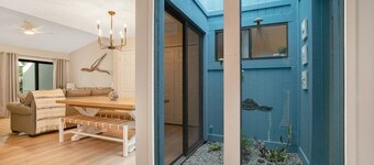 SeaWoods VILLA. WALK to the Beach!