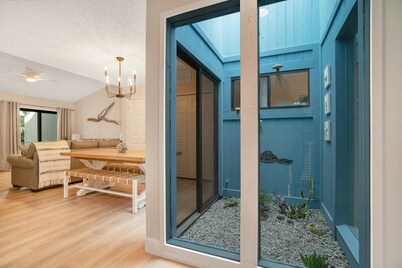 SeaWoods VILLA. WALK to the Beach!