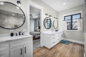 Tina con regadera, secadora de cabello, toallas 