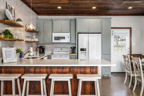 Frigorifero, microonde, forno, piano cottura