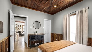 Room - Riverwalk | Pet-Friendly | Fishing | Deck | Grill (Kyle)