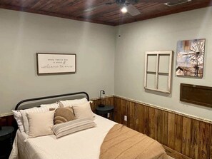 2 bedrooms, iron/ironing board, WiFi, bed sheets - River Access | Pet Friendly | Fishing | Sleeps 4 (Kyle)